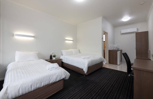 Devonport Hotel | Convenient Comfort at The Elimatta Hotel with Pool & Dining
