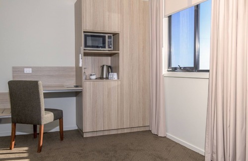 Devonport Hotel | Convenient Comfort at The Elimatta Hotel with Pool & Dining