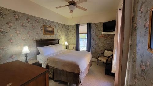 Bethel Bed & Breakfast | Exceptional Stay at The Elizabeth Inn with Hot Tub & Breakfast