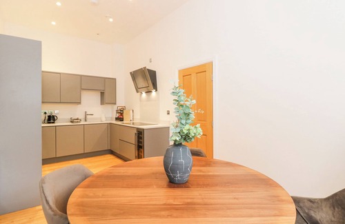 Newland Near Ulverston Cottage | Family-Friendly Elizabeth Suite at Stone Cross Mansion