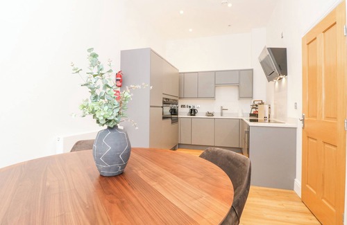 Newland Near Ulverston Cottage | Family-Friendly Elizabeth Suite at Stone Cross Mansion