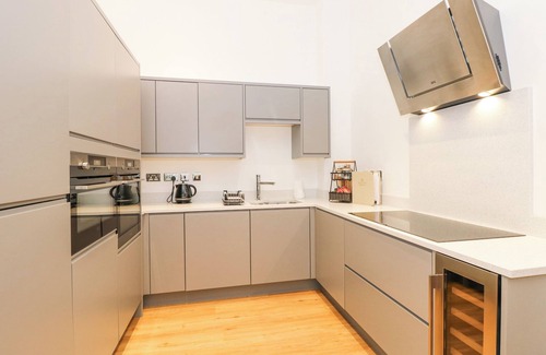 Newland Near Ulverston Cottage | Family-Friendly Elizabeth Suite at Stone Cross Mansion