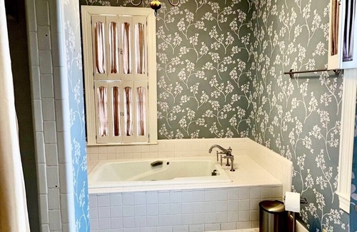 Elizabethtown Bed & Breakfast | Exceptional Stay at The Elizabethtown Inn with Breakfast
