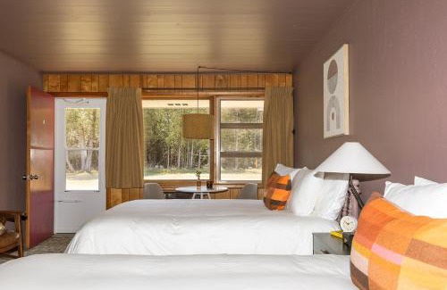 Ellison Bay Hotel | Hillside Inn: 5-Star Ocean View Retreat with Breakfast