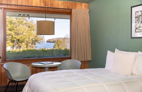 Ellison Bay Hotel | Hillside Inn: 5-Star Ocean View Retreat with Breakfast