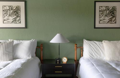 Ellison Bay Hotel | Hillside Inn: 5-Star Ocean View Retreat with Breakfast