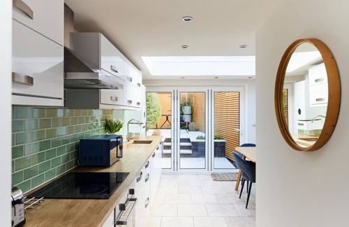 Weybridge Cottage | Elmbridge Getaway: Stylish 2-Bedroom with Garden & Parking