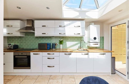 Weybridge Cottage | Elmbridge Getaway: Stylish 2-Bedroom with Garden & Parking