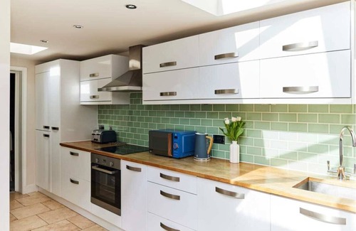 Weybridge Cottage | Elmbridge Getaway: Stylish 2-Bedroom with Garden & Parking