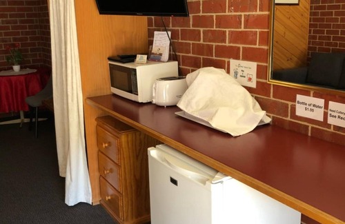 Tumut Hotel | Top-Rated Stay at The Elms Motor Inn with Pool & Breakfast