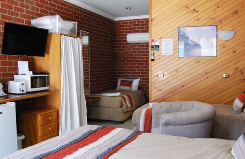 Tumut Hotel | Top-Rated Stay at The Elms Motor Inn with Pool & Breakfast
