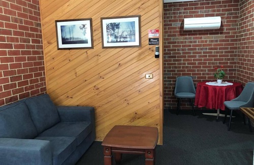 Tumut Hotel | Top-Rated Stay at The Elms Motor Inn with Pool & Breakfast