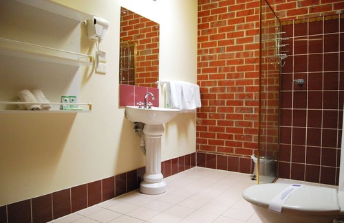 Tumut Hotel | Top-Rated Stay at The Elms Motor Inn with Pool & Breakfast