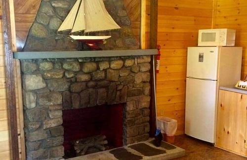 Lake Luzerne-Hadley Cottage | Scenic Elms Waterfront Cottages with Oceanfront Amenities