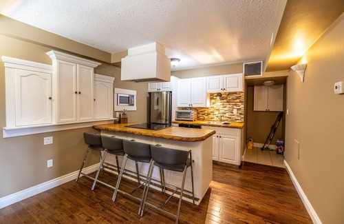 Drumheller Apartment | Relaxing Elowen Suite with Spa, Hot Tub & Breakfast