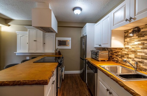 Drumheller Apartment | Relaxing Elowen Suite with Spa, Hot Tub & Breakfast