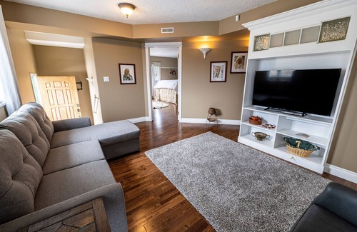 Drumheller Apartment | Relaxing Elowen Suite with Spa, Hot Tub & Breakfast