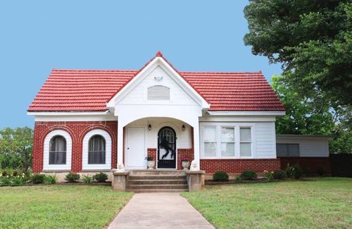 Dean Highland House | Explore Family-Friendly Comfort at The Elvis House Waco