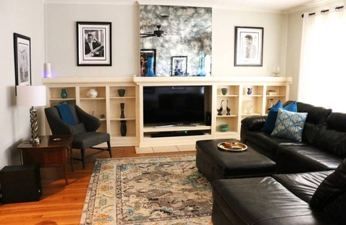 Dean Highland House | Explore Family-Friendly Comfort at The Elvis House Waco
