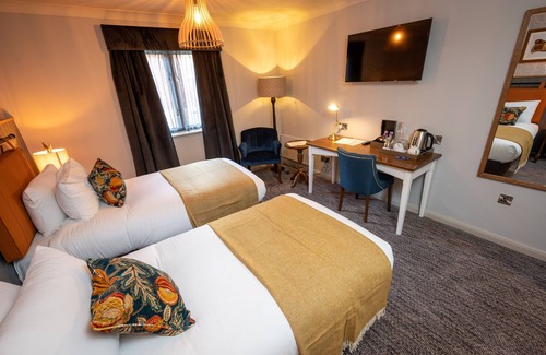 Camberley Hotel | Discover The Ely Hotel: Family-Friendly Dining & Comfort