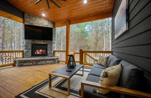Broken Bow House | Romantic Escape at The Ember House with Hot Tub Bliss