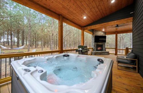 Broken Bow House | Romantic Escape at The Ember House with Hot Tub Bliss