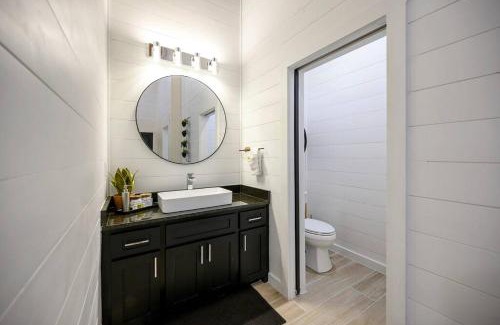 Broken Bow House | Romantic Escape at The Ember House with Hot Tub Bliss