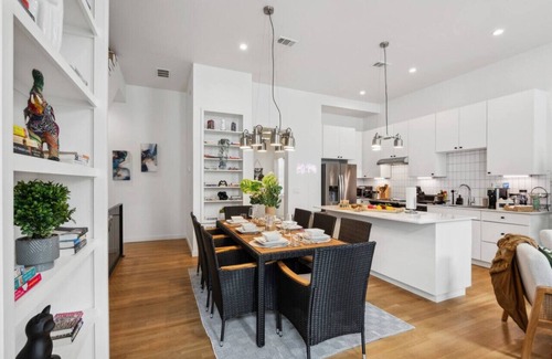 Fort Worth House | The Emerald:3BD In the Heart of Magnolia &Stylish!