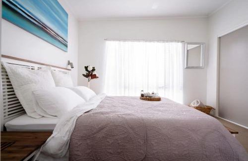 Kilaben Bay Apartment | Discover The Emerald Bower - Steps from the Lake