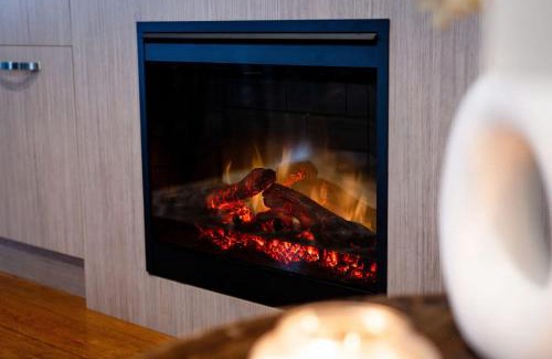 Kilaben Bay Apartment | Discover The Emerald Bower - Steps from the Lake