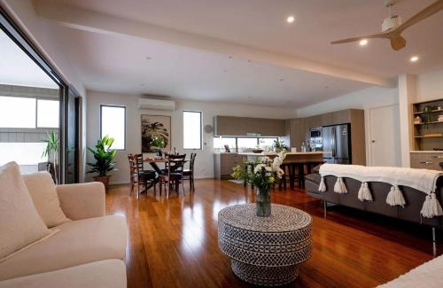 Kilaben Bay Apartment | Discover The Emerald Bower - Steps from the Lake