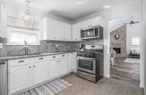 Friendswood House | Top-Rated The Emerald Cottage with Hot Tub & Pet-Friendly Stays