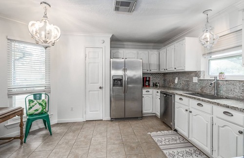 Friendswood House | Top-Rated The Emerald Cottage with Hot Tub & Pet-Friendly Stays