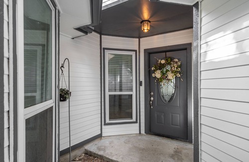 Friendswood House | Top-Rated The Emerald Cottage with Hot Tub & Pet-Friendly Stays