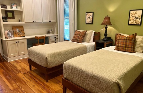 Oxford House | Experience The Empty Nest: A Cozy Farm Stay Retreat