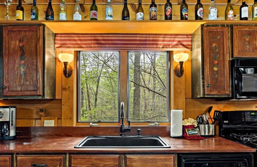 Lake Lure Cabin | Cozy Log Home Retreat with Fire Pit & Inviting Amenities