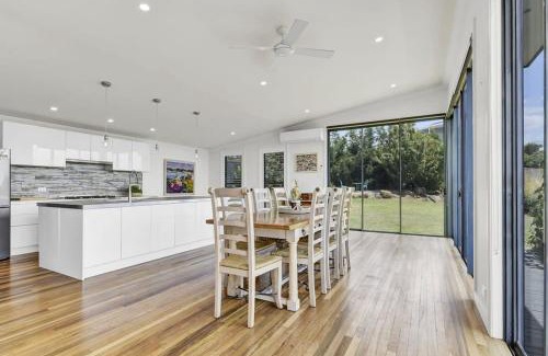 Calare House | Discover The Entertainer: 5 Bed Retreat with Pet-Friendly Perks