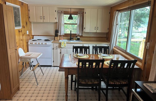 Harrison Cottage | Family-Friendly Lakefront Cottage with Free Kayaks & WIFI