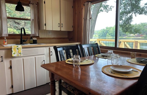 Harrison Cottage | Family-Friendly Lakefront Cottage with Free Kayaks & WIFI