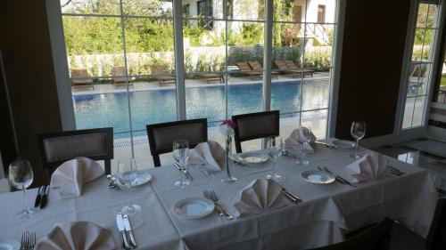 Agva Hotel | Escape to Comfort: The Escape Hotel with Pool & Breakfast
