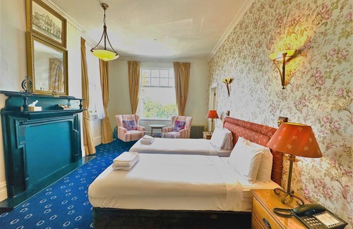 Devonport Hotel | Discover The Esplanade Hotel: 4-Star Comfort & Pool Access