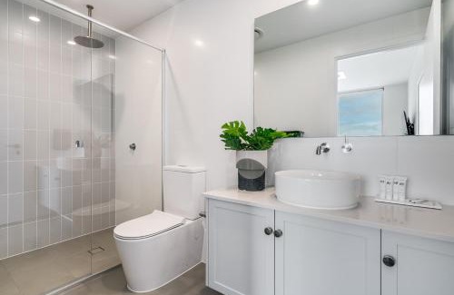 Moana Apartment | Elegant Stay at The Esplanade - Family-Friendly 3 Bed Apt