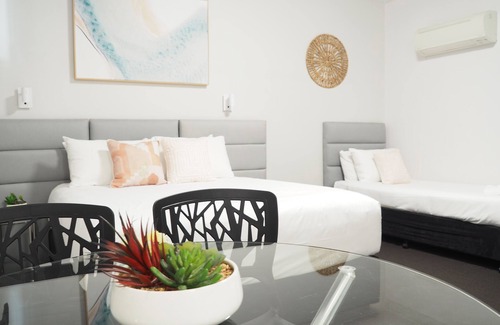 Warners Bay Hotel | Inviting Stay at The Esplanade Motel with Pool and Dining