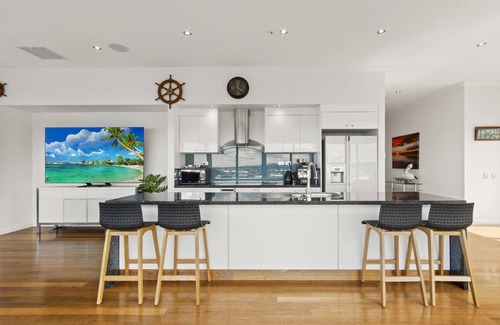 Lakes Entrance Hotel | Relax at The Esplanade Resort and Spa, Rated 8.6/10