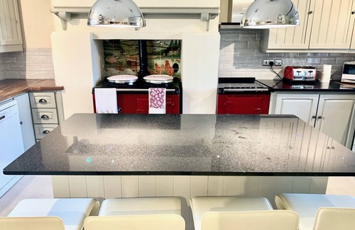 Cowbeech Villa | Elegant Estate for 22 with Private Parking and Garden