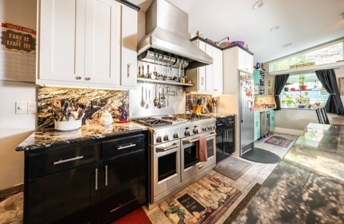 Riggins House | Discover The Estate on Main St. - Ideal for Family Gatherings