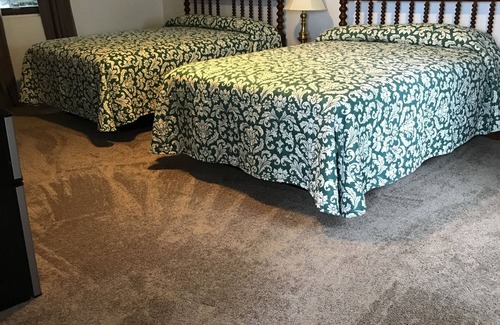 Pratt Hotel | Discover The Evergreen Inn: Family-Friendly Retreat with Pool
