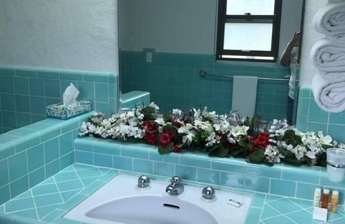Pratt Hotel | Discover The Evergreen Inn: Family-Friendly Retreat with Pool