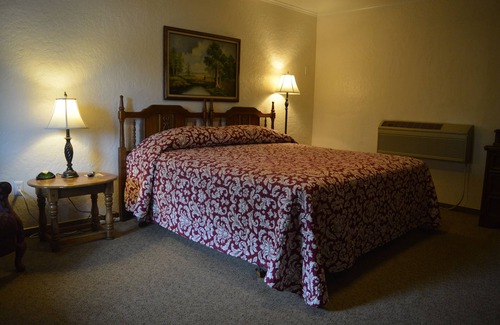 Pratt Hotel | Discover The Evergreen Inn: Family-Friendly Retreat with Pool