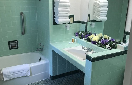 Pratt Hotel | Discover The Evergreen Inn: Family-Friendly Retreat with Pool